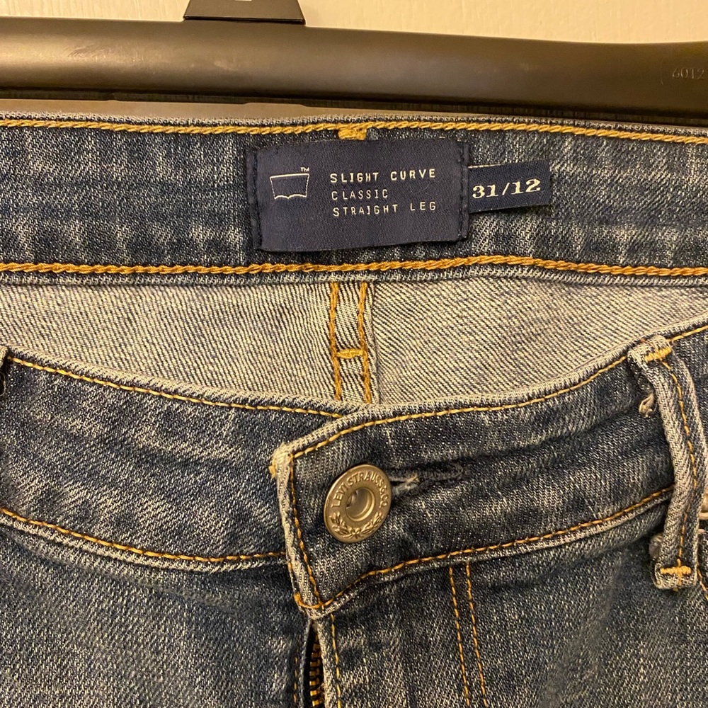 Levi’s straight leg size 31
